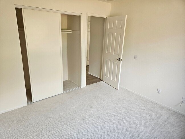 Building Photo - Wonderful 2 Bedroom 2 Bathroom Upper Level...
