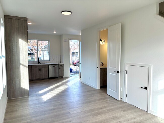 Building Photo - *MOVE-IN SPECIAL*  St. Johns New Build Townhouse - Bright and Spacious End Unit 2 Bedroom with A/...