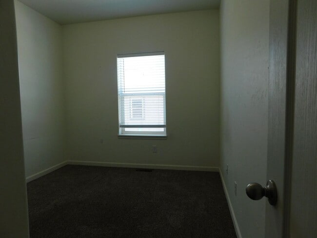 Building Photo - Condo Close to Shopping