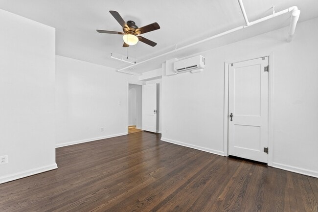 Building Photo - 2964 W Jefferson Ave