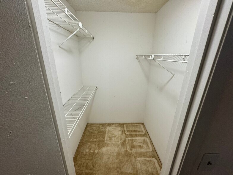 Building Photo - 360 Lake Ontario Ct