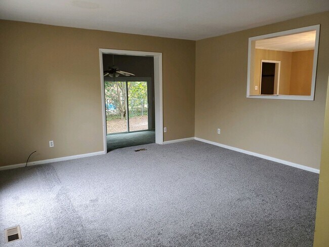 Building Photo - Ireland Dr. area