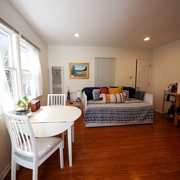 Quaint studio w/beautiful afternoon light - 828 7th St