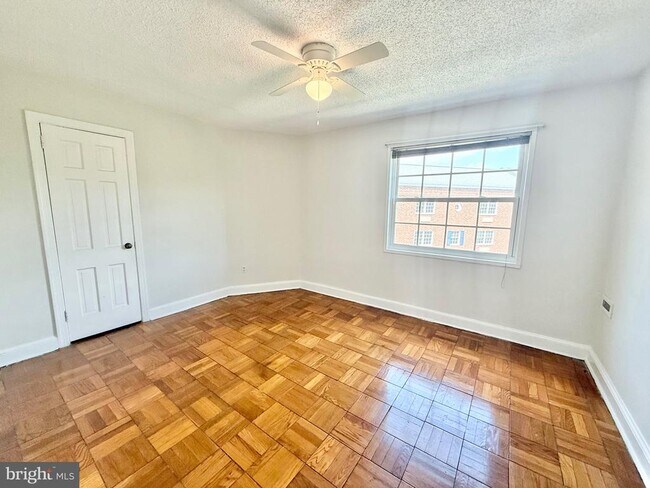 Building Photo - 1706 W Abingdon Dr