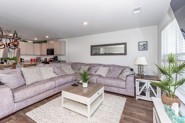 Building Photo - 3 Bedroom, 2.5 Bathroom Townhome in Caroli...