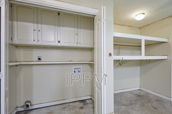 Building Photo - 2609 Thomas Ln