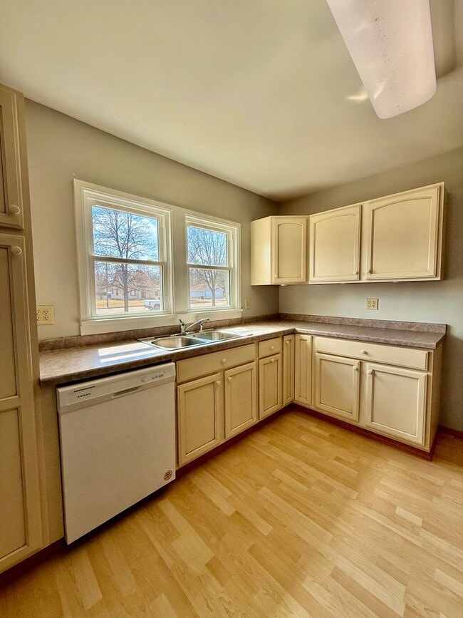 Building Photo - Charming 2-Bedroom Home Near the Hospital – Pet Friendly!
