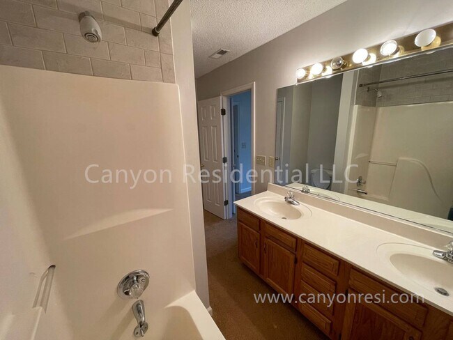 Building Photo - Beautiful 3b Room!Move in ready!