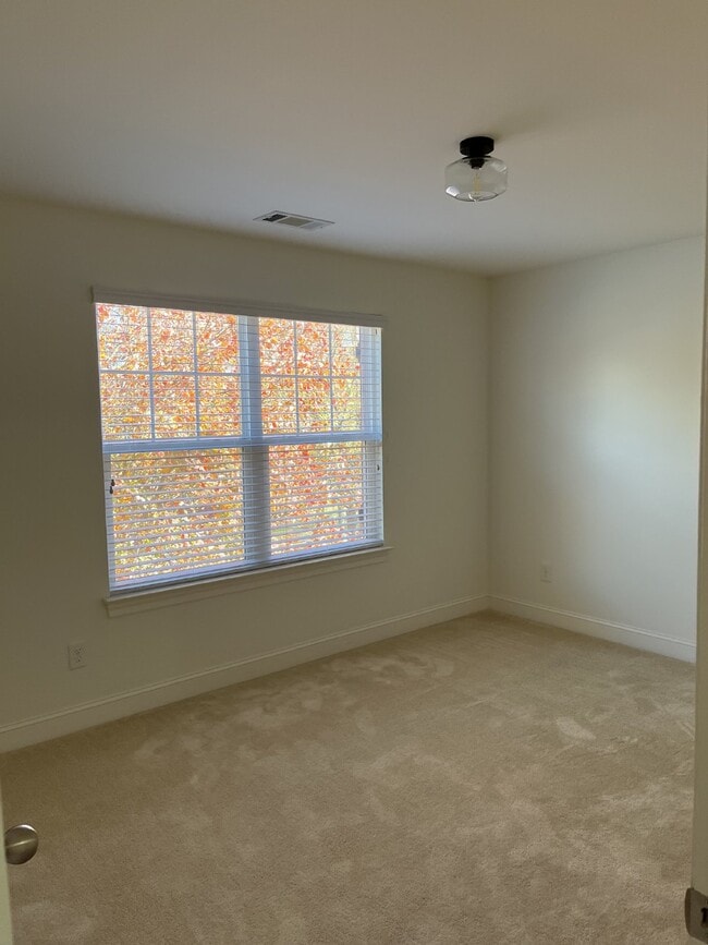 Building Photo - "Charming 4-Bed Gem with Guest Suite & Mod...