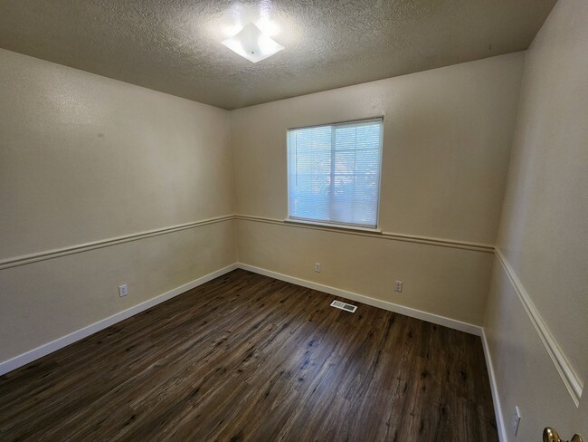 Building Photo - Remodeled 3 bedroom