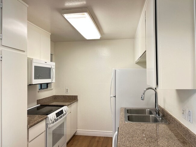 Building Photo - Charming Condo Near Monterey Coast