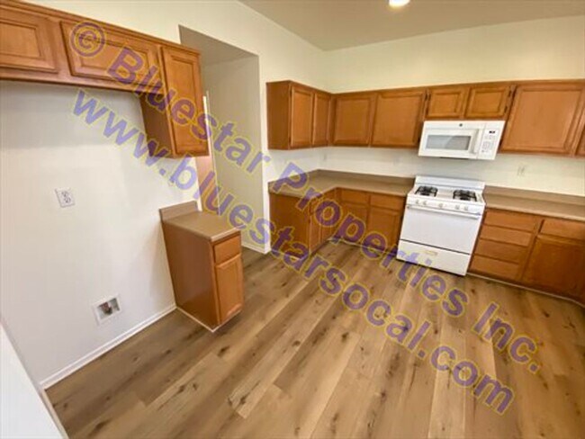 Building Photo - Home in VICTORVILLE! 4bd/2.5ba