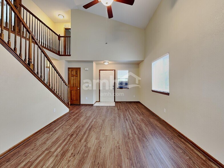 Building Photo - 2325 Hyacinth Rd