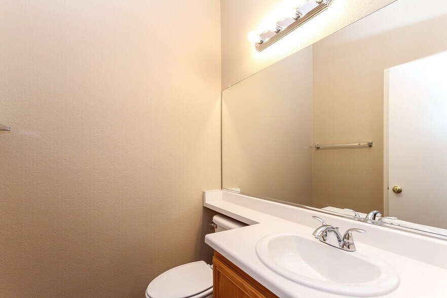 Building Photo - 2422 Predera Ave