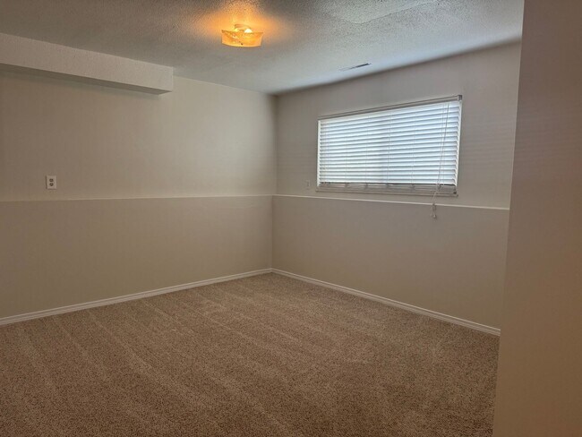 Building Photo - 5 bedroom, 3 bath, 2 car on acreage near t...