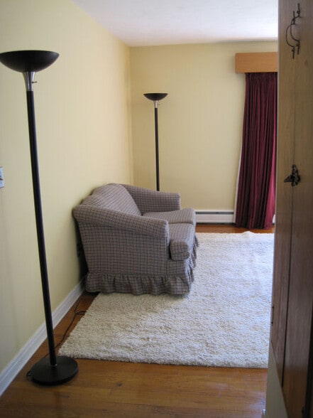 Main entrance hall into living room - 112 Turkey Hill Rd