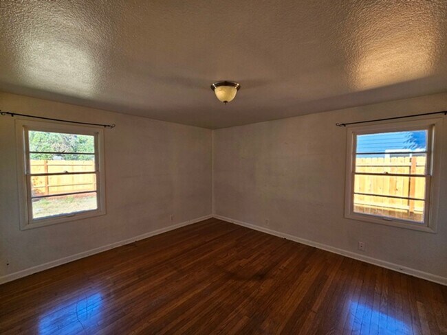 Building Photo - 3Bd/1.5Ba Single Story Home-For Viewing!