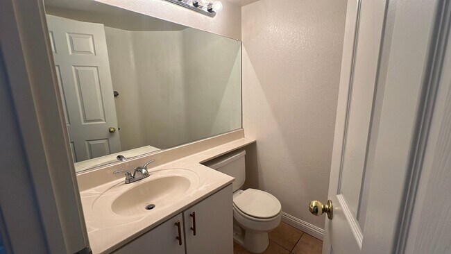 Building Photo - (APPLICATION PENDING) Townhouse in gated c...