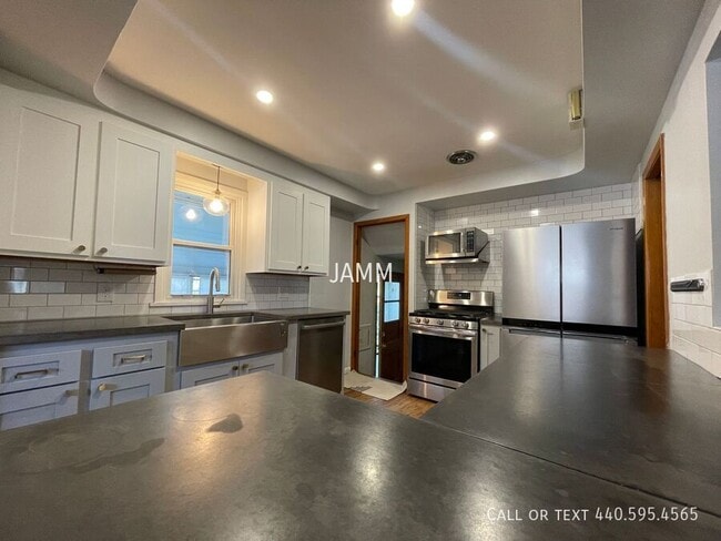 Building Photo - 7626 Sleepy Hollow Dr