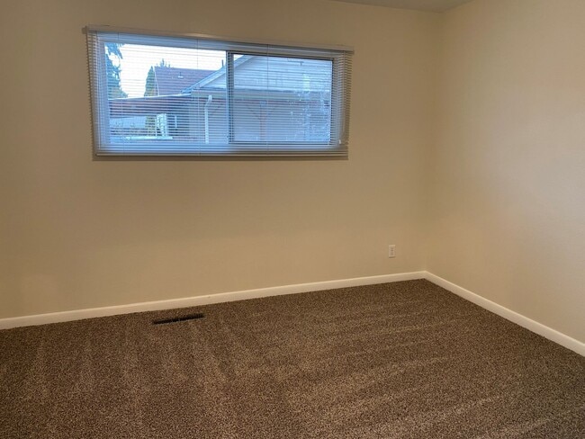 Building Photo - ~3 Bedroom Hucrest Home~