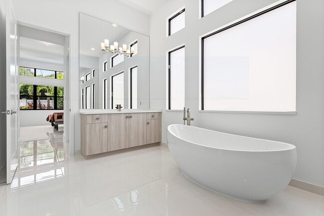 Building Photo - 8330 Essex Country Clb Dr