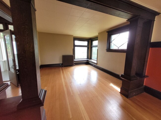 Building Photo - Charming Home in the York Neighborhood