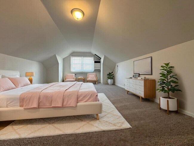 Building Photo - 5916 W Cornelia Ave