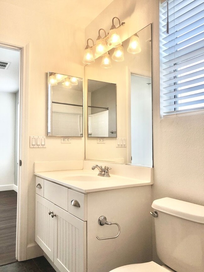 Building Photo - Beautifully Upgraded & Appointed End Condo...