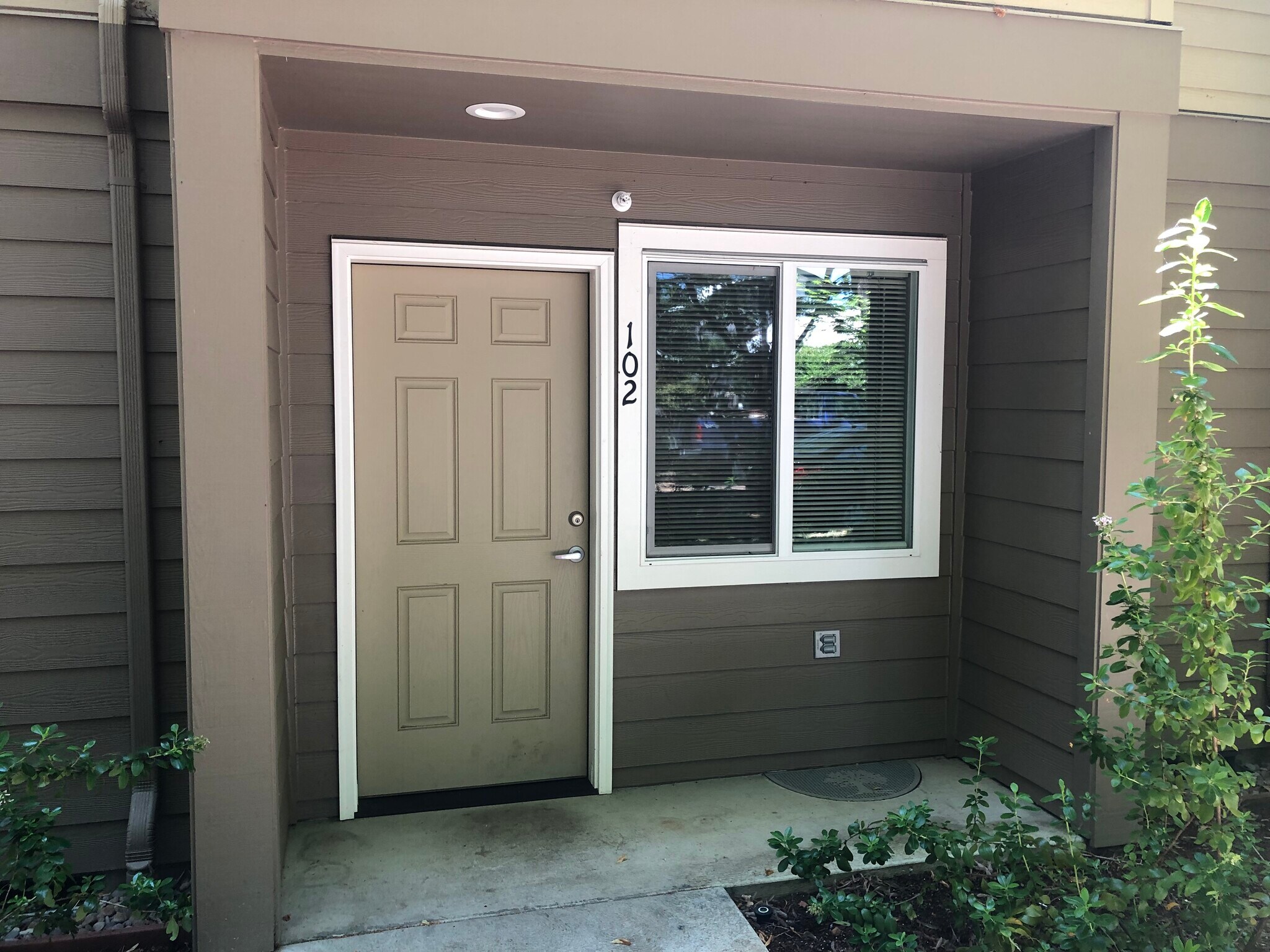 Building Photo - 909 W 4th Ave