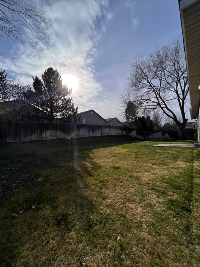 Building Photo - 515 Sawtooth St