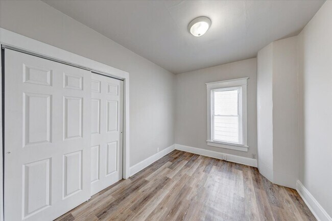 Building Photo - 1015 S Sheffield Ave