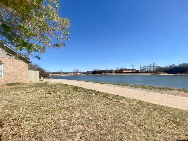 Building Photo - 2 Bed 2 Bath Town Home Available
