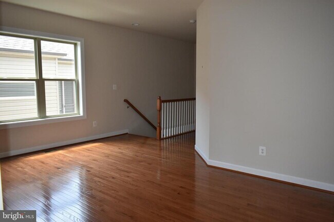 Building Photo - Luxurious Single-Family Home in Vibrant On...