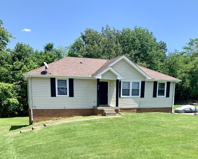 Building Photo - 913 Poppy Dr