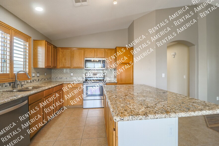 Building Photo - 2033 N Thunderbird Ave