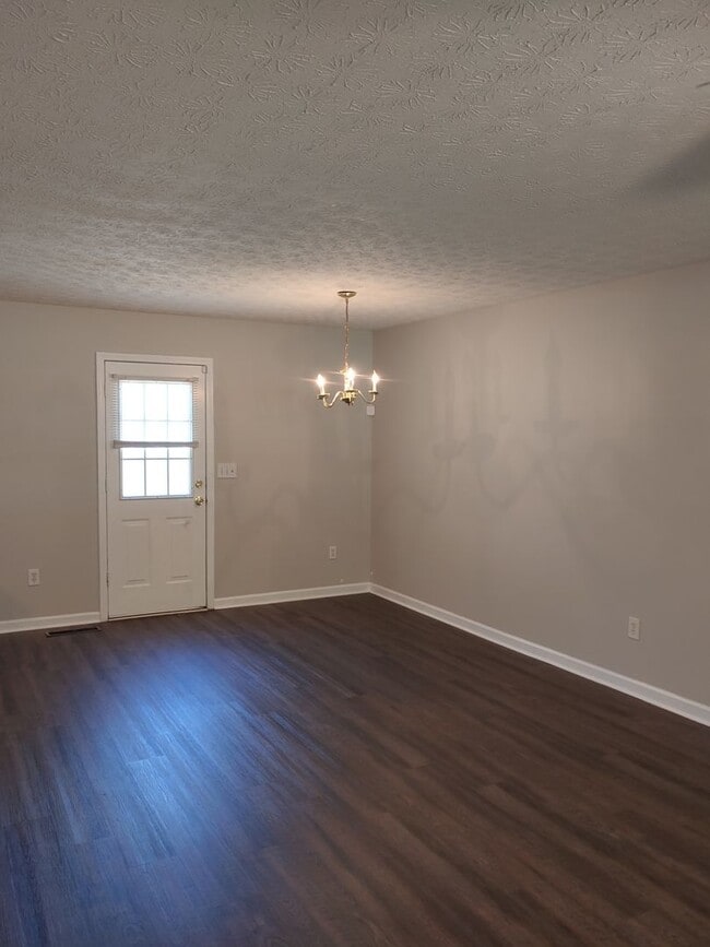 Building Photo - Spacious 2Bd/2Ba Duplex - Move-In Ready!