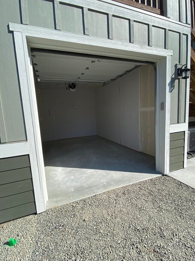 Secure 1-Car Garage! - 1704 Eagles Nest Pl SE
