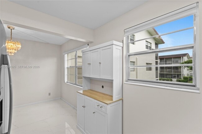 Building Photo - 523 Fanshaw M
