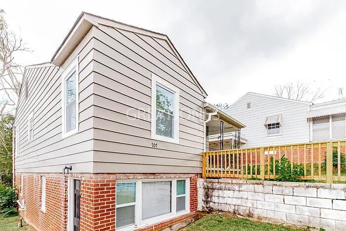 Building Photo - 707 19th St S