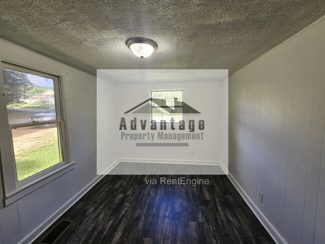 Building Photo - 418 E Brooks Ave