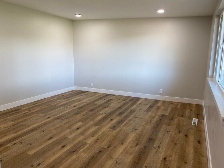 Building Photo - 370 N 200 E