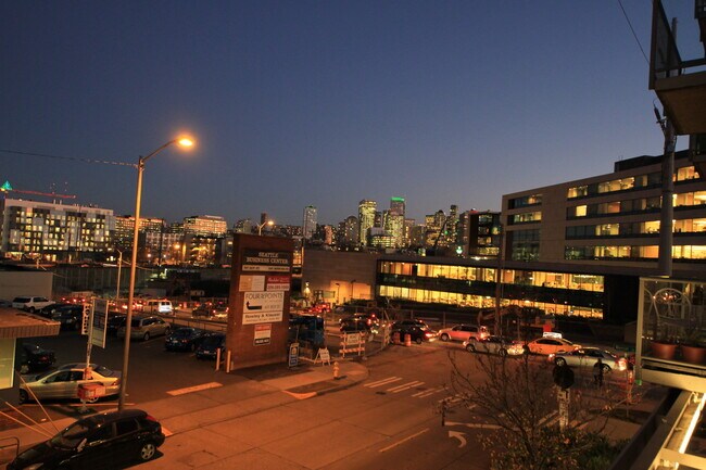 Building Photo - Location! 1Bed, 1 Bath unit in the heart o...