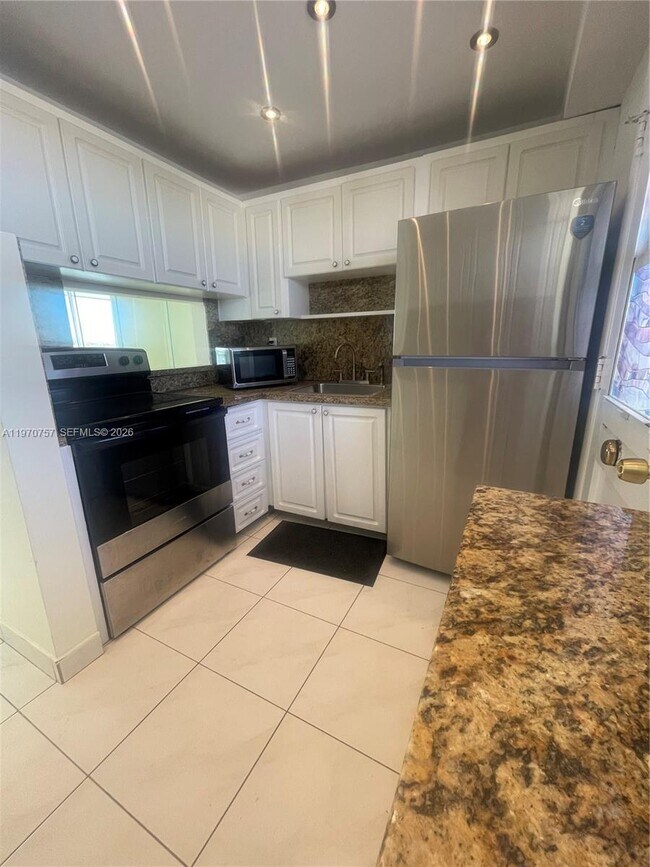 Building Photo - 2910 Point E Dr