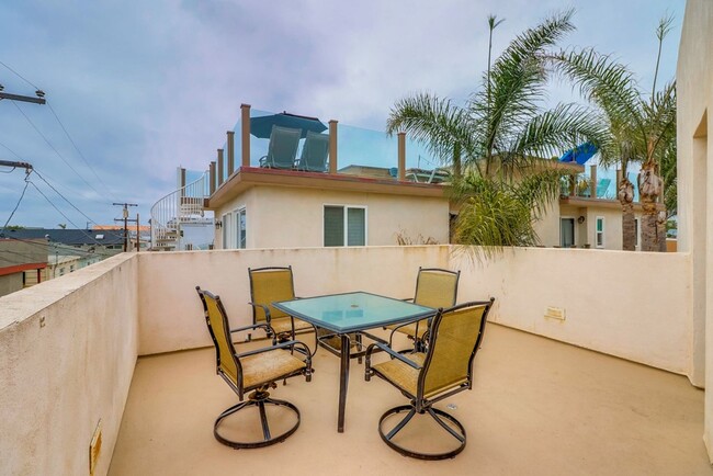 Building Photo - Private Rooftop Deck South Mission Beach