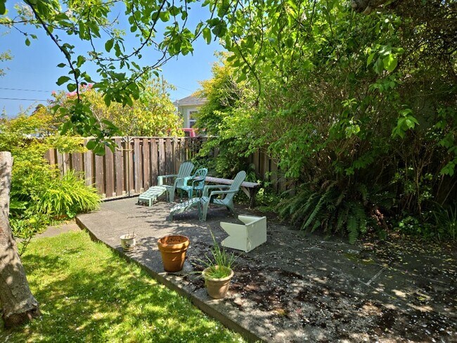 Building Photo - Spacious 4-bedroom family home features ga...