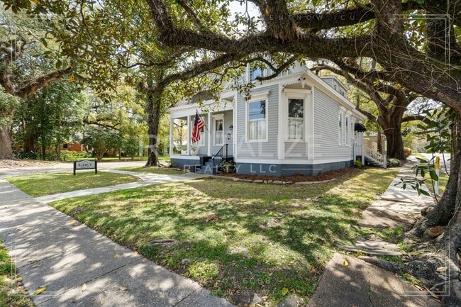 Building Photo - Beautiful Victorian Home in the Heart of S...