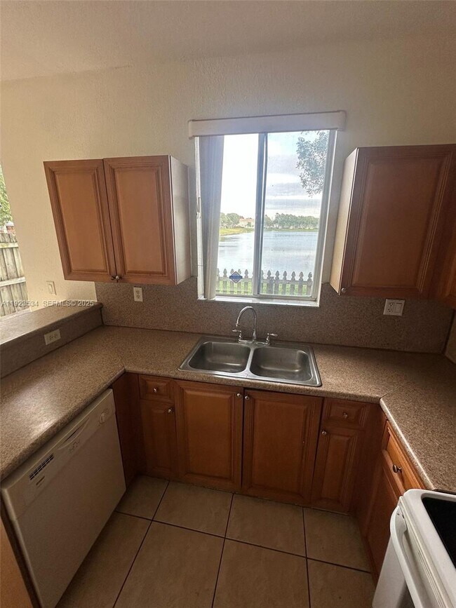 Building Photo - 2505 SE 14th Ave