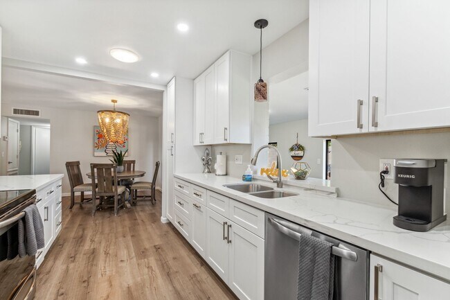 Building Photo - Updated Mesa Home w/ Community Pool/Spa & ...