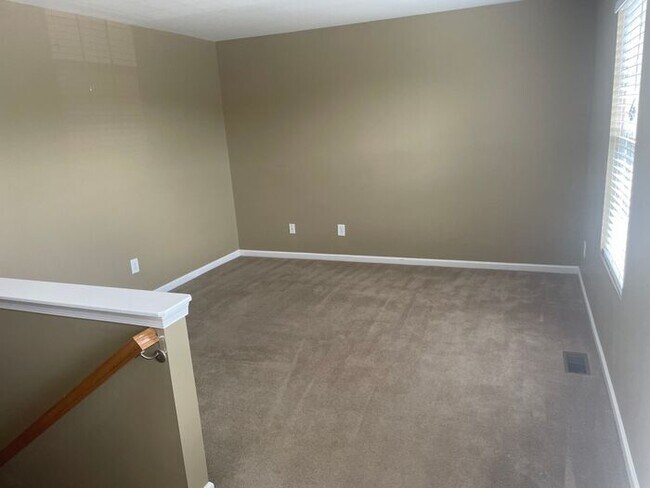 Building Photo - Large 3 Bedroom/2.5 Bath/Bonus/Florida Room