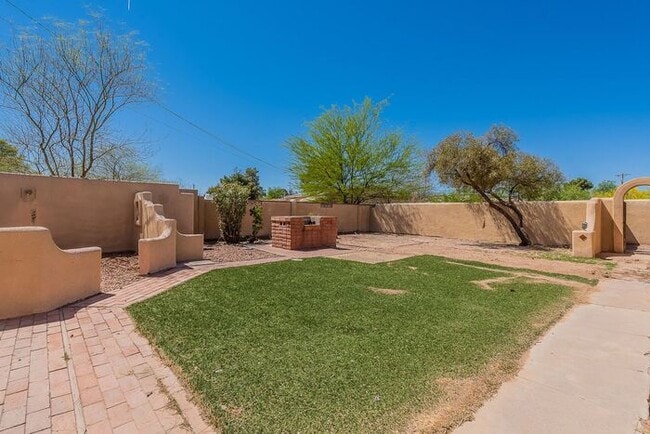 Building Photo - 3118 N Santa Rita Ave